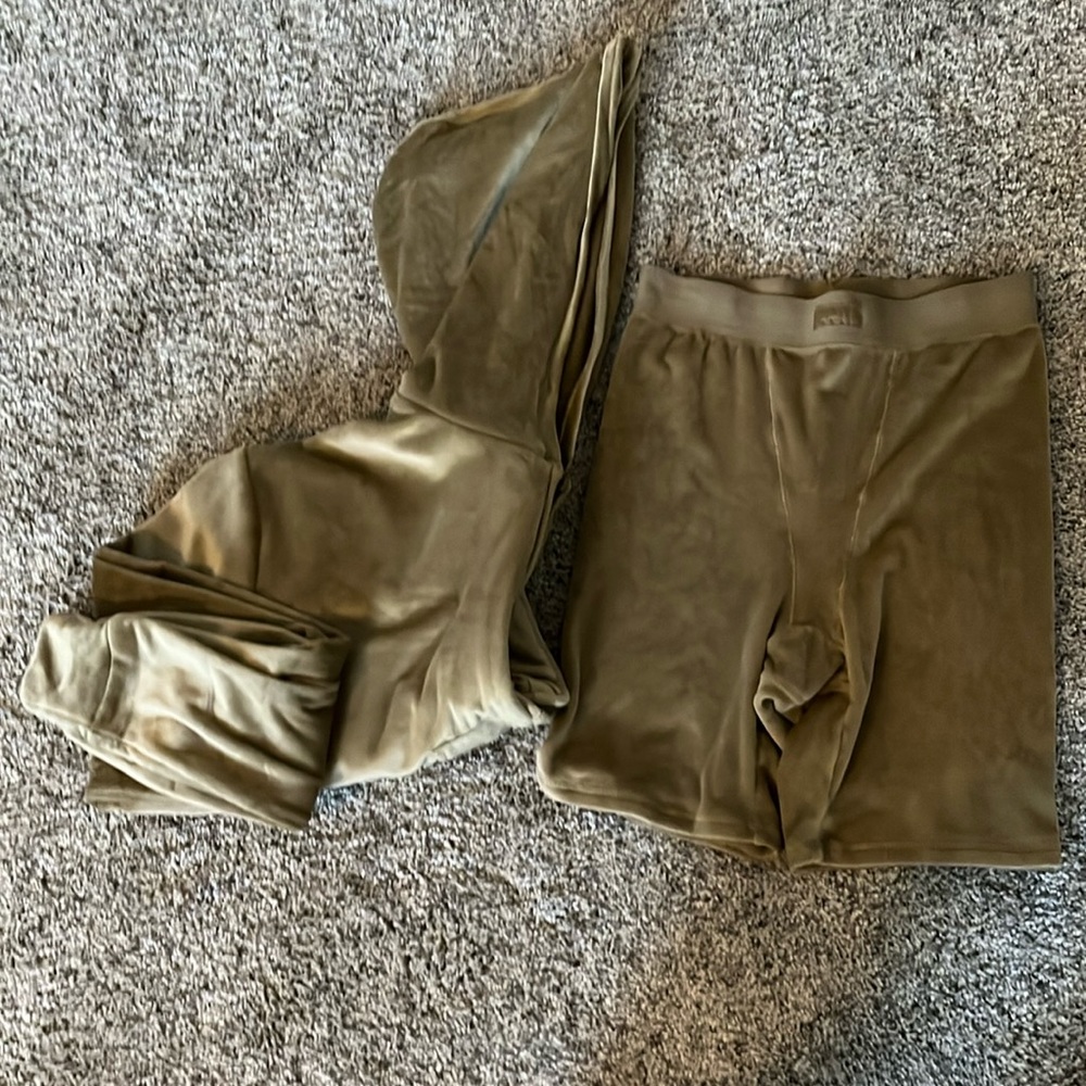 Skims Velour high wasted boxer shorts and cropped sweatshirt